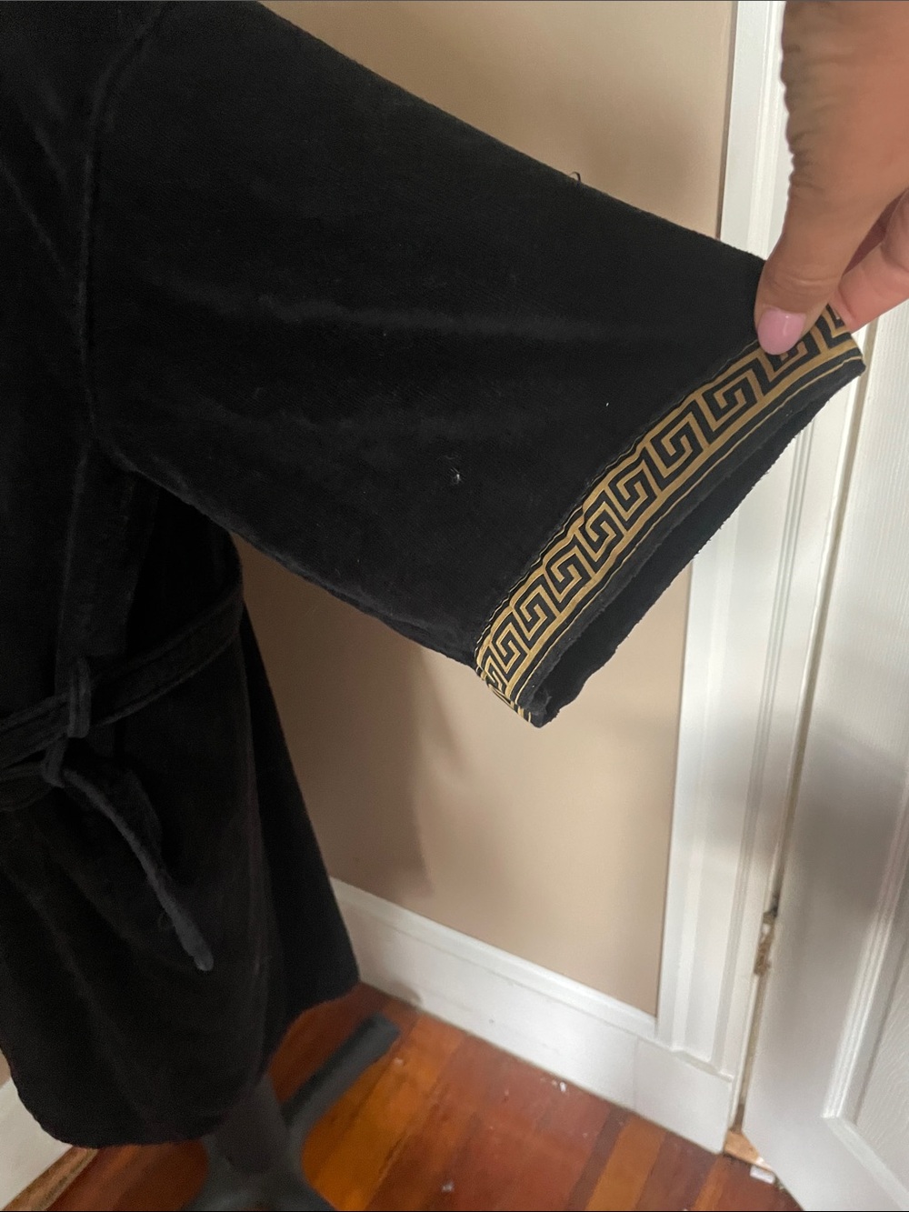 Cesar place Black Velvet Robe with Gold-Trim Detailing unisex!! - Picture 4 of 9
